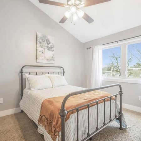 Cozy 2 Bed Townhome Near The Hospital Lafayette Ngoại thất bức ảnh