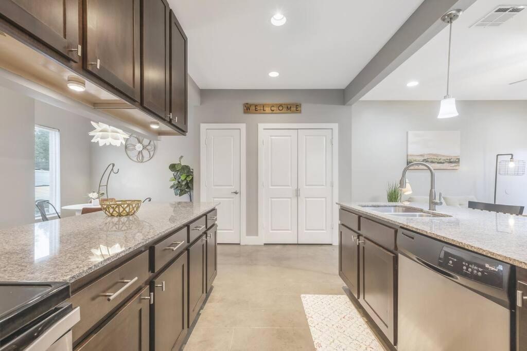 Cozy 2 Bed Townhome Near The Hospital Lafayette Ngoại thất bức ảnh
